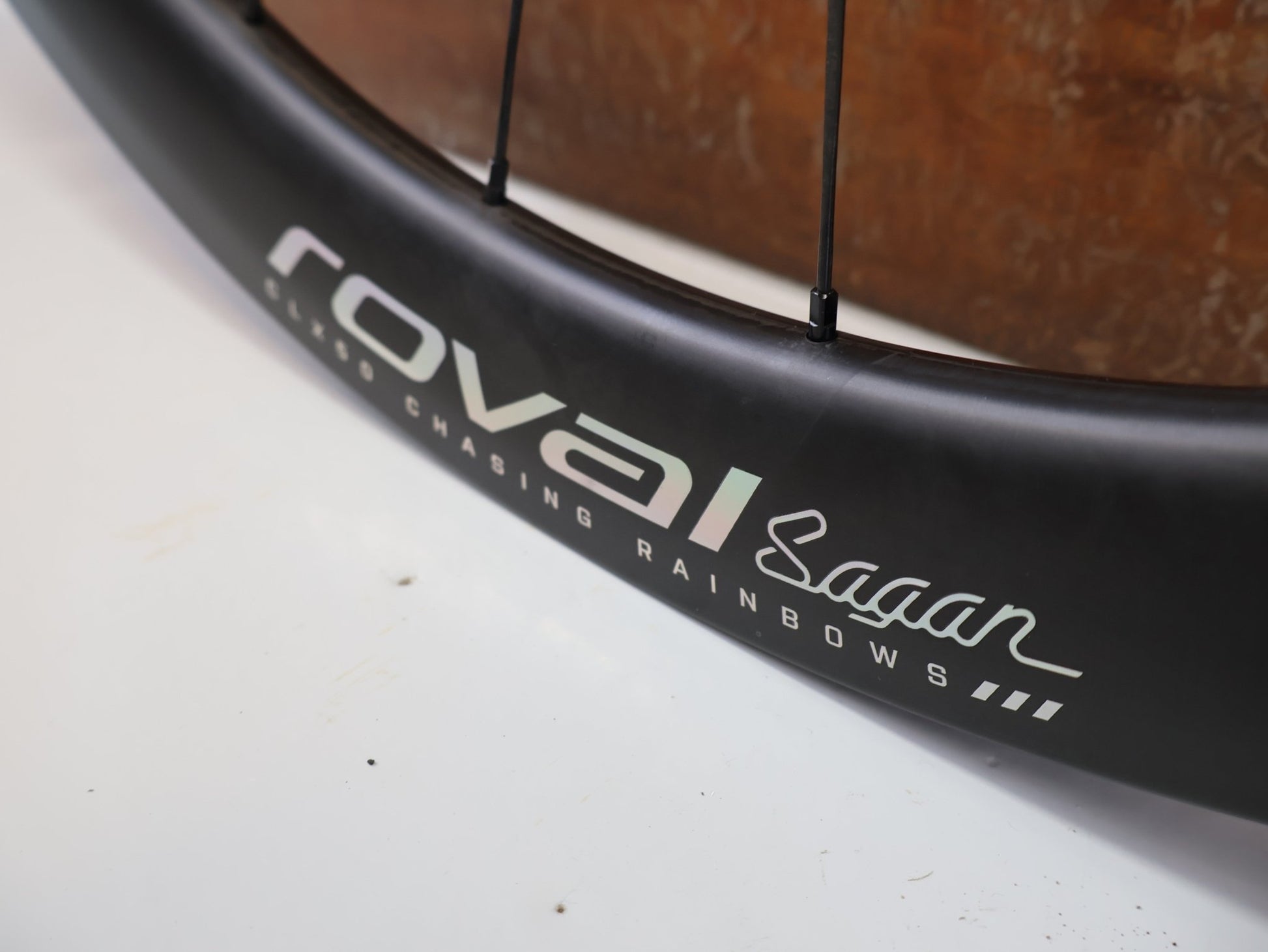 Laufrad/Laufradsatz von Specialized, ROVAL CLX 50 DISC CARBON LAUFRADSATZ / SAGAN CHASING RAINBOWS COLLECTION / SHIMANO HG vor USEDBIKES-OB.DE Hintergrund