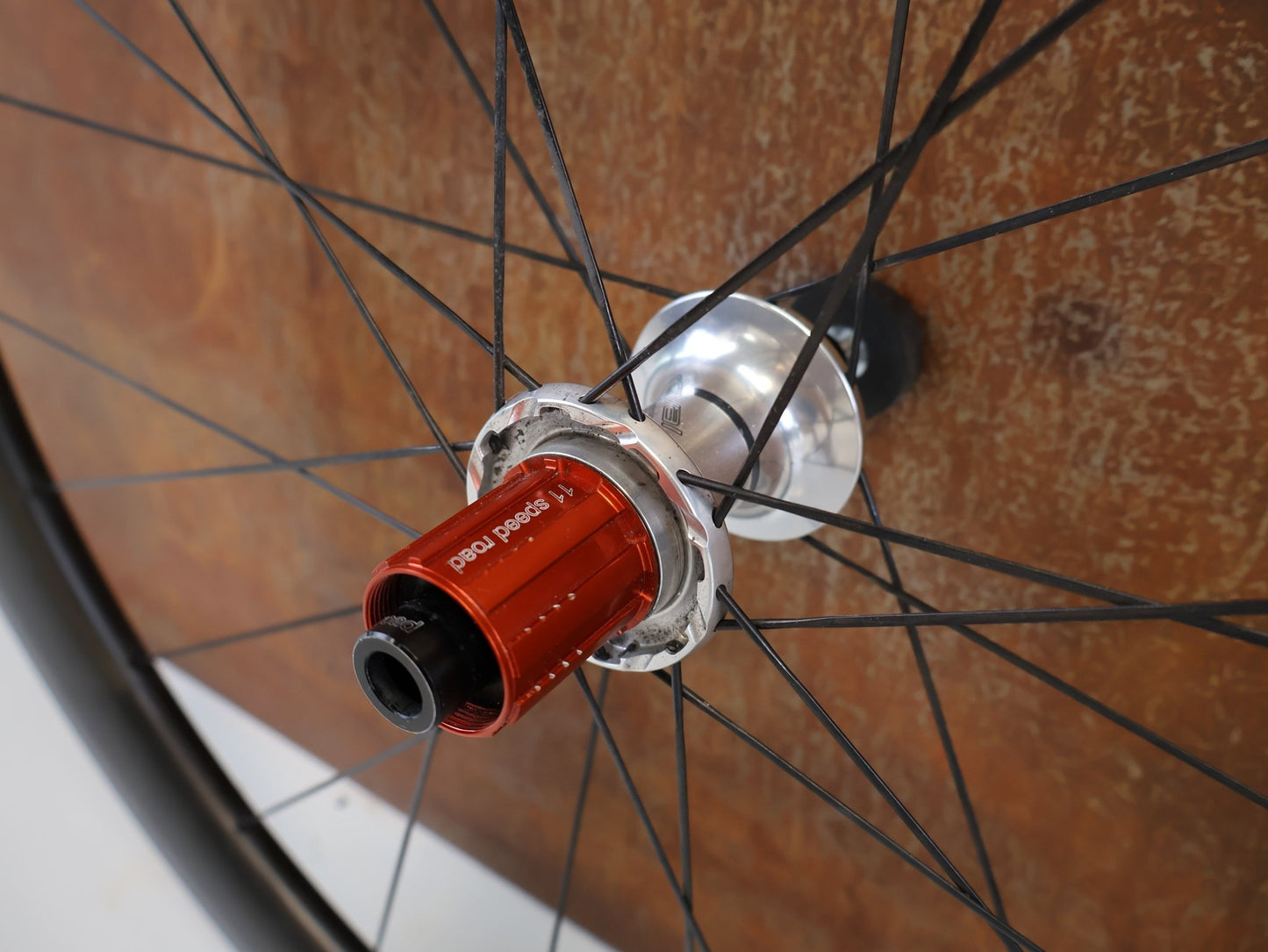 Laufrad/Laufradsatz von Specialized, ROVAL CLX 50 DISC CARBON LAUFRADSATZ / SAGAN CHASING RAINBOWS COLLECTION / SHIMANO HG vor USEDBIKES-OB.DE Hintergrund