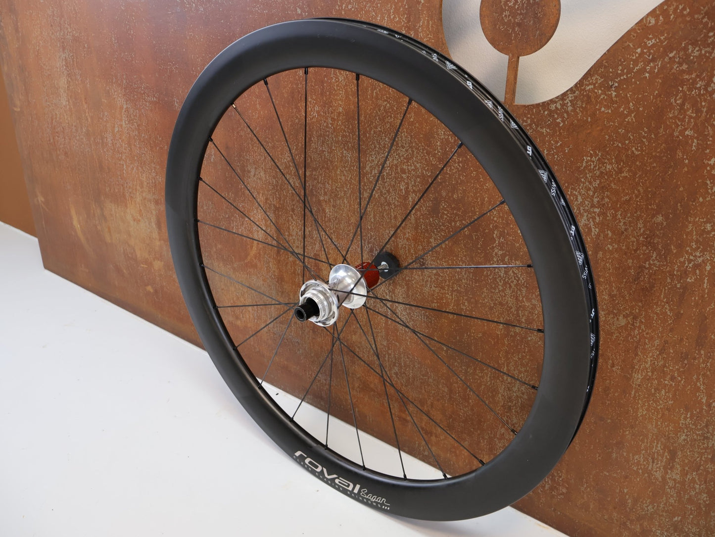 Laufrad/Laufradsatz von Specialized, ROVAL CLX 50 DISC CARBON LAUFRADSATZ / SAGAN CHASING RAINBOWS COLLECTION / SHIMANO HG vor USEDBIKES-OB.DE Hintergrund