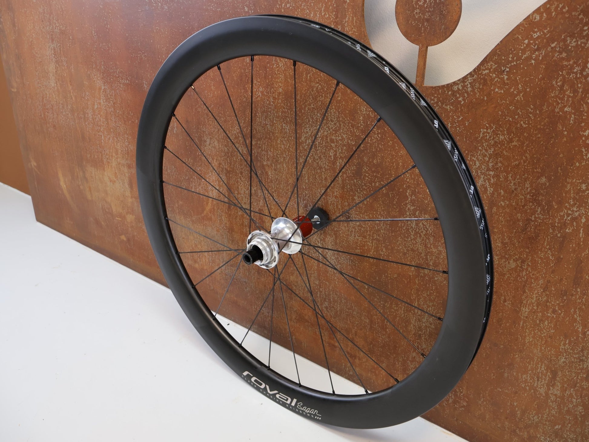 Laufrad/Laufradsatz von Specialized, ROVAL CLX 50 DISC CARBON LAUFRADSATZ / SAGAN CHASING RAINBOWS COLLECTION / SHIMANO HG vor USEDBIKES-OB.DE Hintergrund