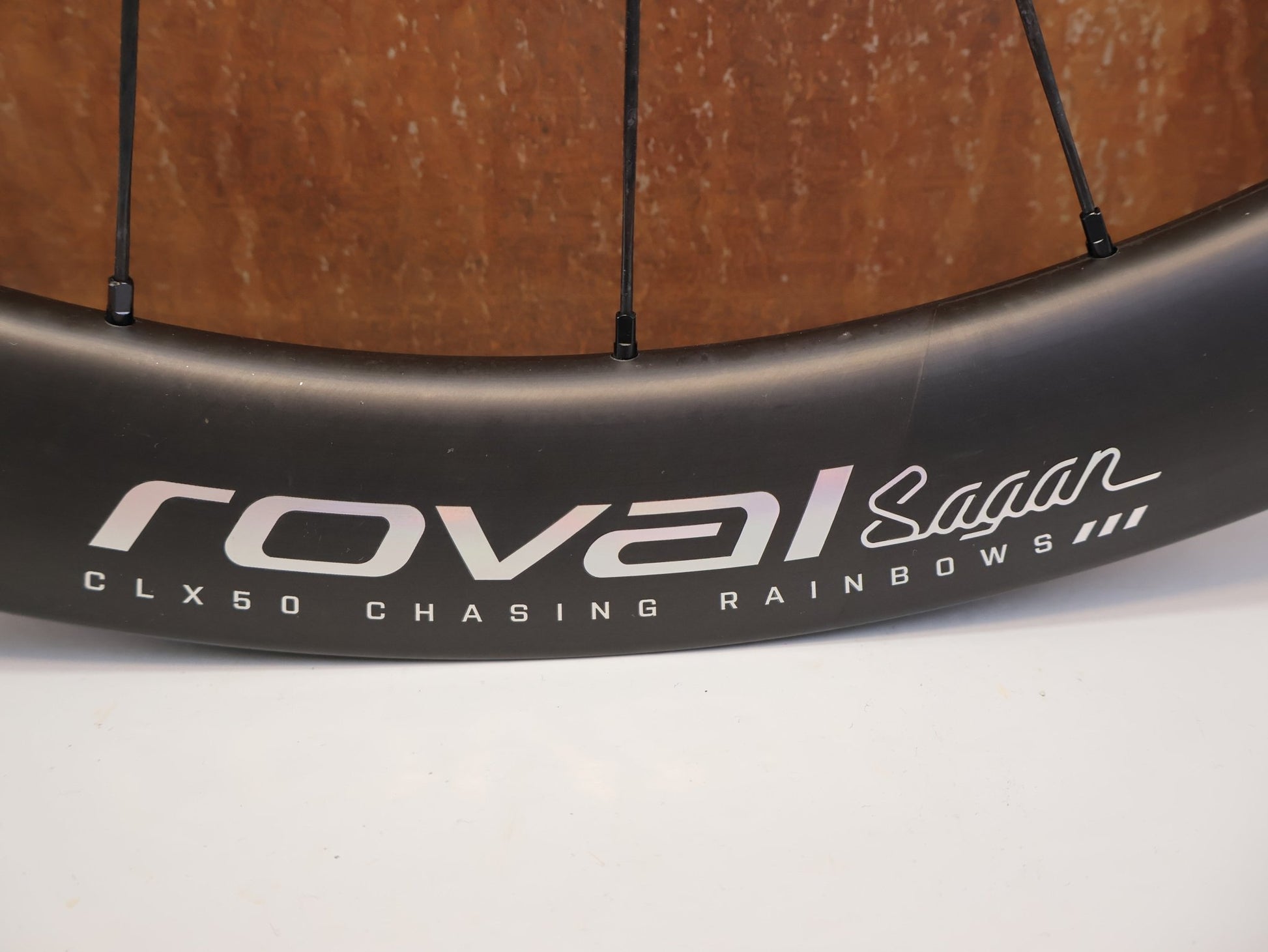 Laufrad/Laufradsatz von Specialized, ROVAL CLX 50 DISC CARBON LAUFRADSATZ / SAGAN CHASING RAINBOWS COLLECTION / SHIMANO HG vor USEDBIKES-OB.DE Hintergrund