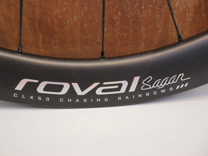 Laufrad/Laufradsatz von Specialized, ROVAL CLX 50 DISC CARBON LAUFRADSATZ / SAGAN CHASING RAINBOWS COLLECTION / SHIMANO HG vor USEDBIKES-OB.DE Hintergrund