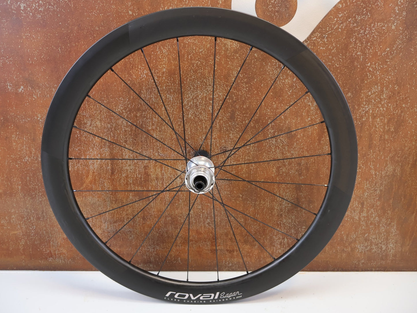 Laufrad/Laufradsatz von Specialized, ROVAL CLX 50 DISC CARBON LAUFRADSATZ / SAGAN CHASING RAINBOWS COLLECTION / SHIMANO HG vor USEDBIKES-OB.DE Hintergrund