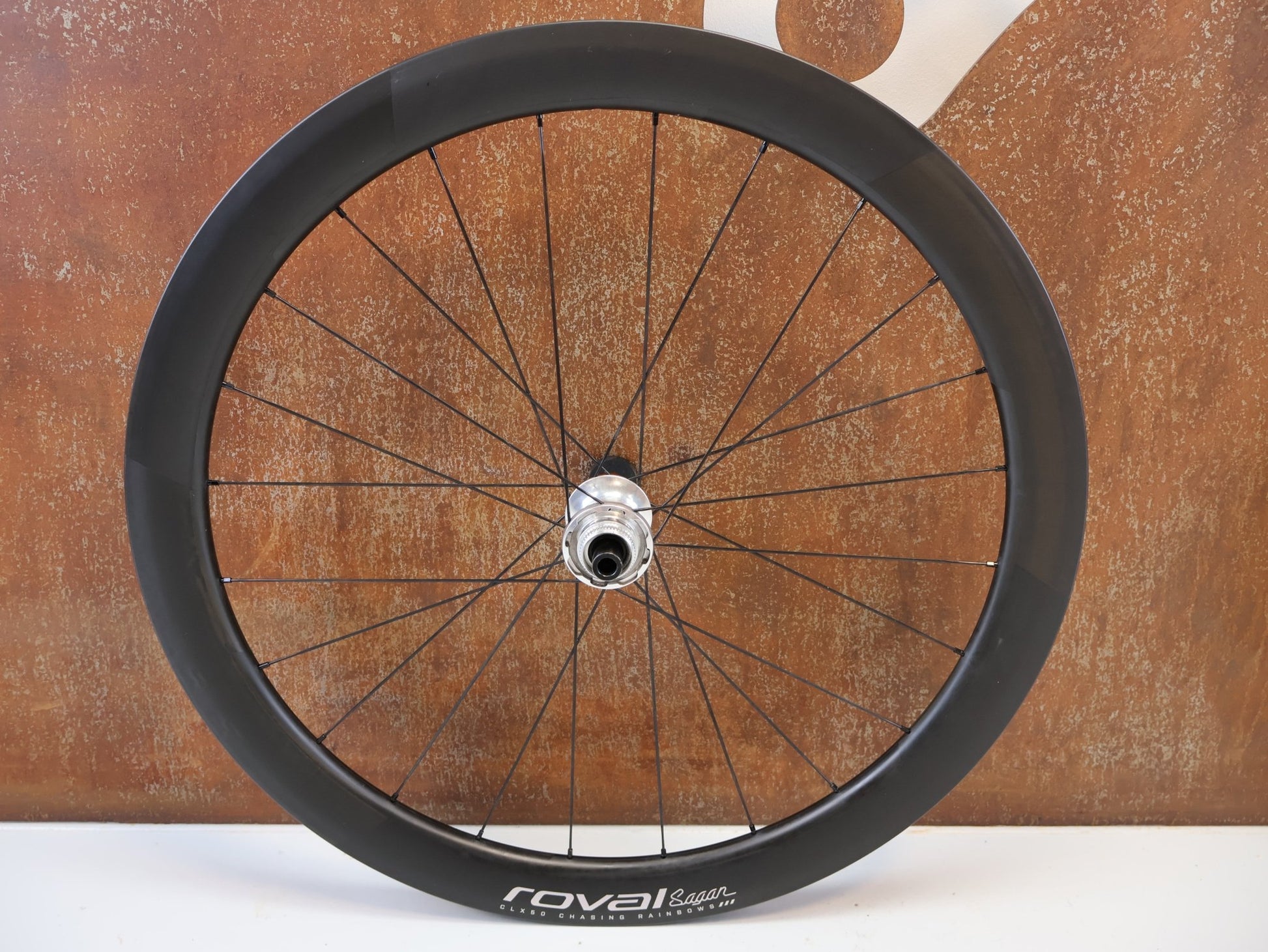 Laufrad/Laufradsatz von Specialized, ROVAL CLX 50 DISC CARBON LAUFRADSATZ / SAGAN CHASING RAINBOWS COLLECTION / SHIMANO HG vor USEDBIKES-OB.DE Hintergrund