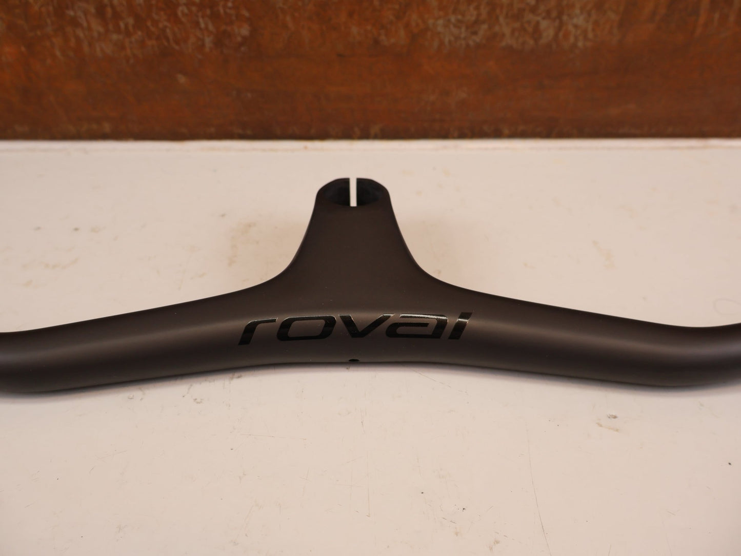 Lenker von Specialized, ROVAL CONTROL SL COCKPIT 90MM 780MM 12 GRAD 253G vor USEDBIKES-OB.DE Hintergrund