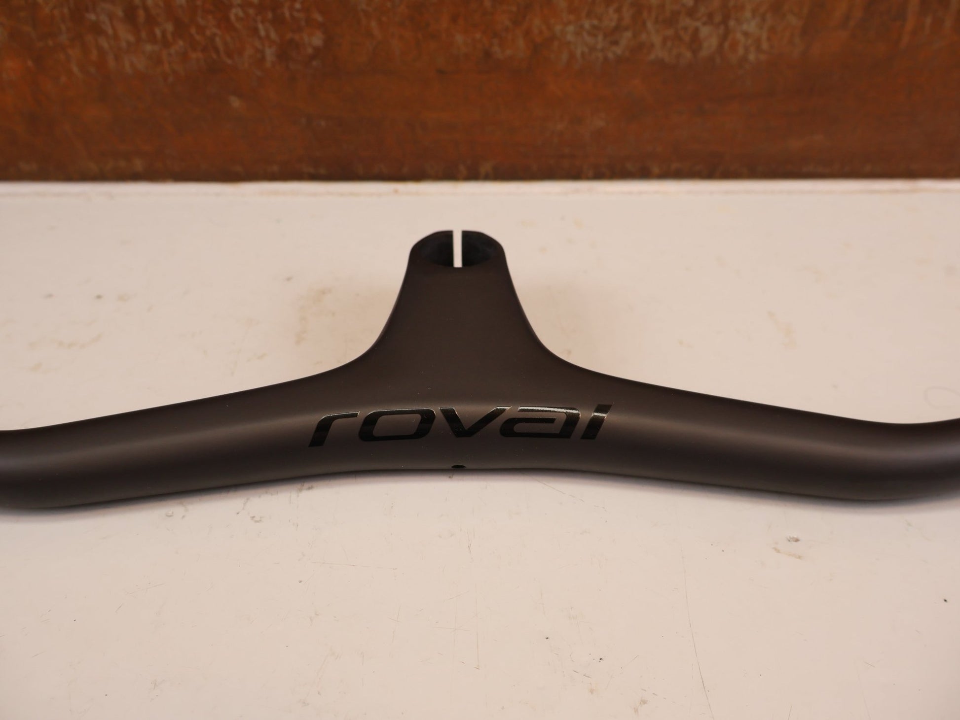 Lenker von Specialized, ROVAL CONTROL SL COCKPIT 90MM 780MM 12 GRAD 253G vor USEDBIKES-OB.DE Hintergrund