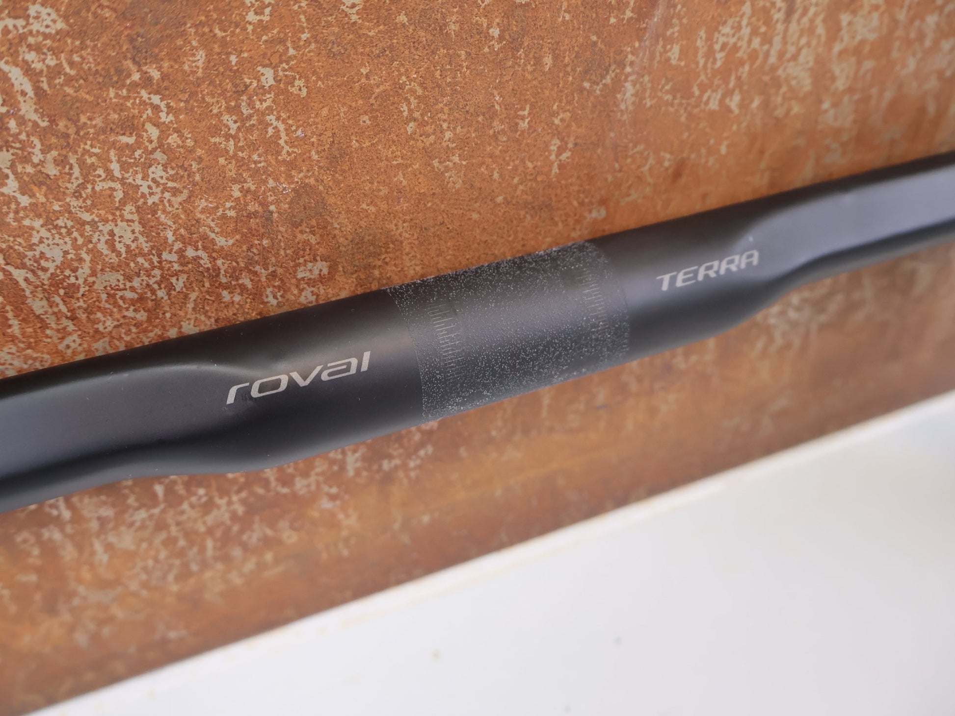Lenker von Specialized, ROVAL TERRA CARBON LENKER / 440MM - 480MM / 12º FLARE / 194G / GRAVEL & ROAD vor USEDBIKES - OB.DE Hintergrund