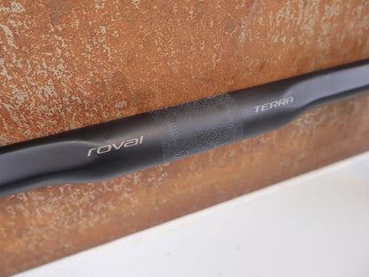 Lenker von Specialized, ROVAL TERRA CARBON LENKER / 440MM - 480MM / 12º FLARE / 194G / GRAVEL & ROAD vor USEDBIKES - OB.DE Hintergrund