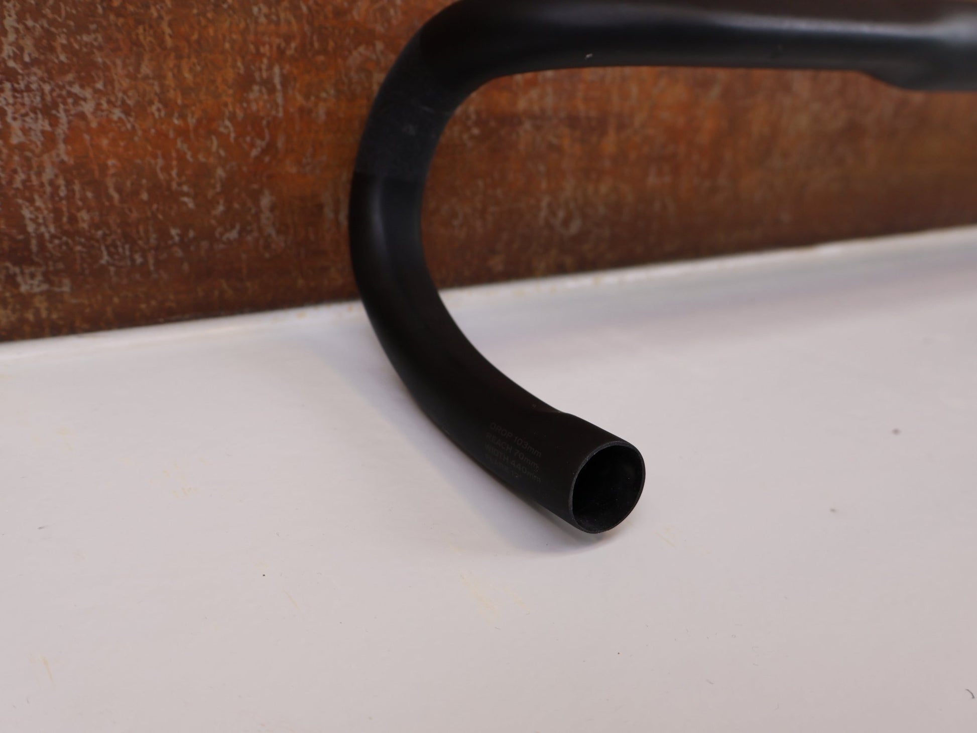 Lenker von Specialized, ROVAL TERRA CARBON LENKER / 440MM - 480MM / 12º FLARE / 194G / GRAVEL & ROAD vor USEDBIKES - OB.DE Hintergrund