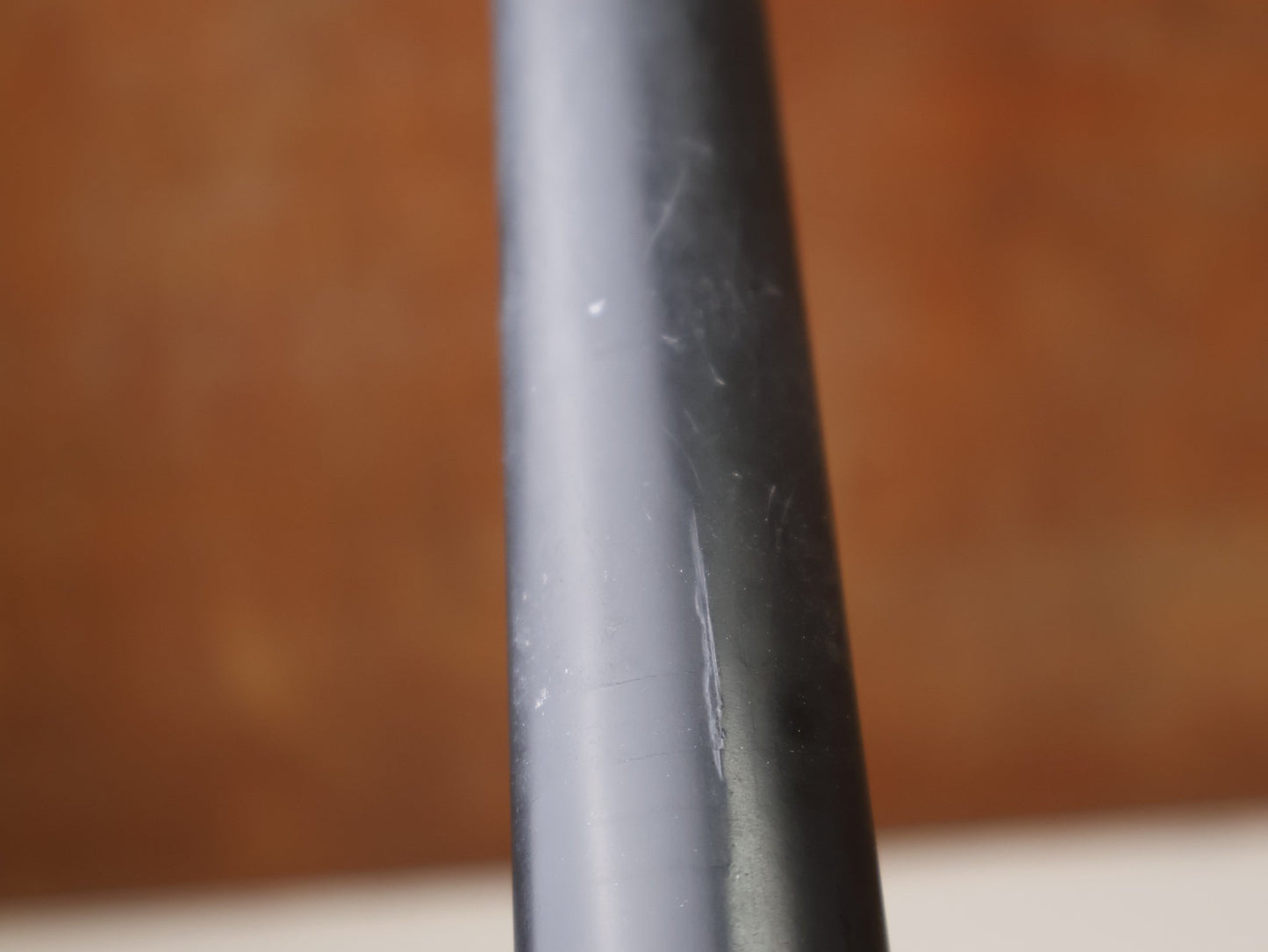Sattelstütze von Specialized, ROVAL TERRA CARBON SATTELSTÜTZE / 27.2 MM / 380 MM / 0 MM OFFSET / BASTLERWARE vor USEDBIKES-OB.DE Hintergrund
