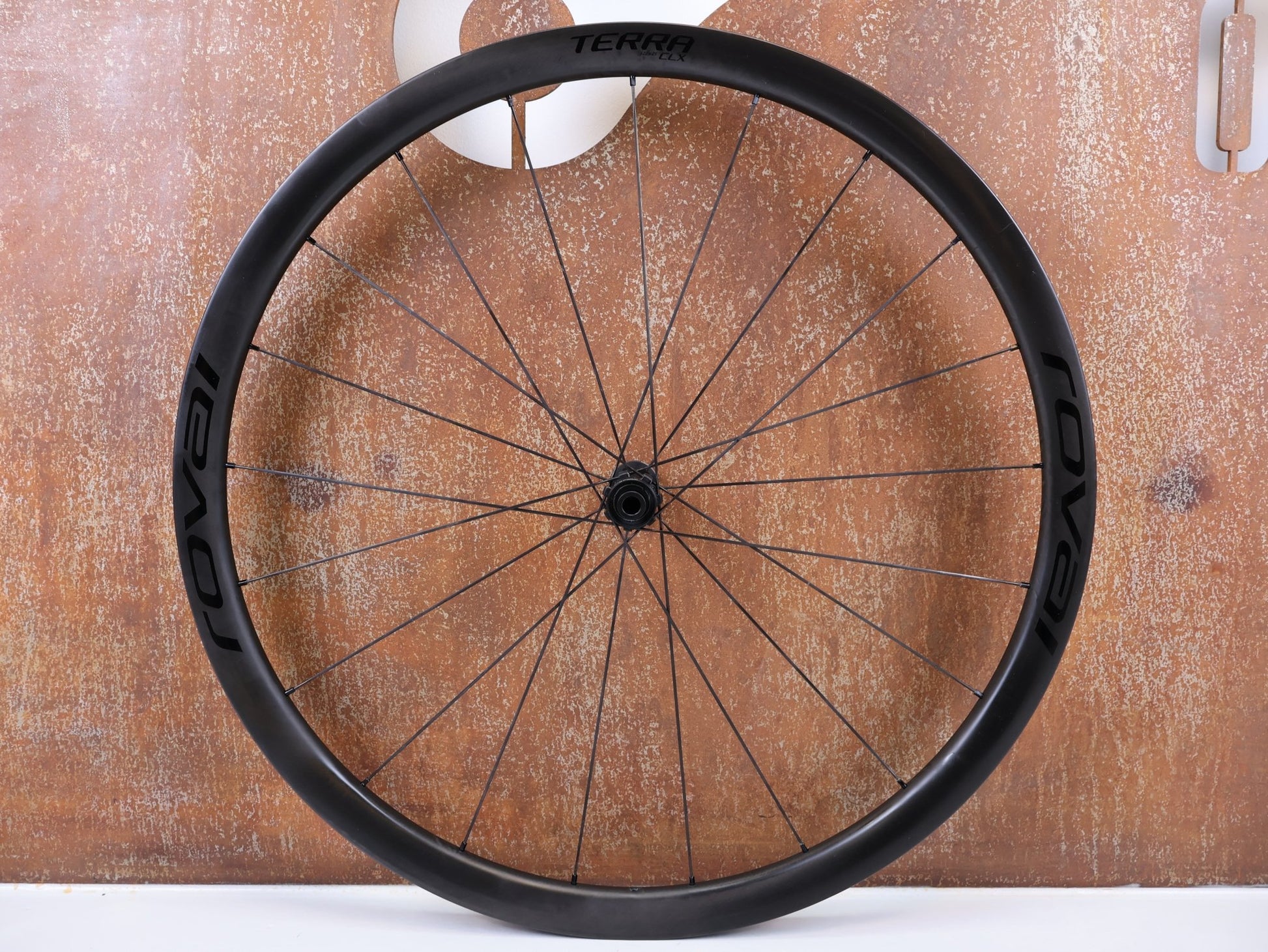 Laufrad/Laufradsatz von Specialized, ROVAL TERRA CLX CARBON LAUFRADSATZ / 28" / SRAM XDR / 1264G / GRAVEL & ROAD vor USEDBIKES - OB.DE Hintergrund