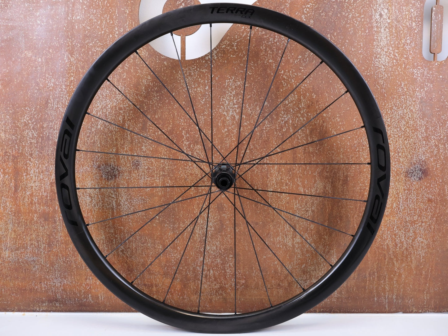 Laufrad/Laufradsatz von Specialized, ROVAL TERRA CLX CARBON LAUFRADSATZ / 28" / SRAM XDR / 1264G / GRAVEL & ROAD vor USEDBIKES - OB.DE Hintergrund