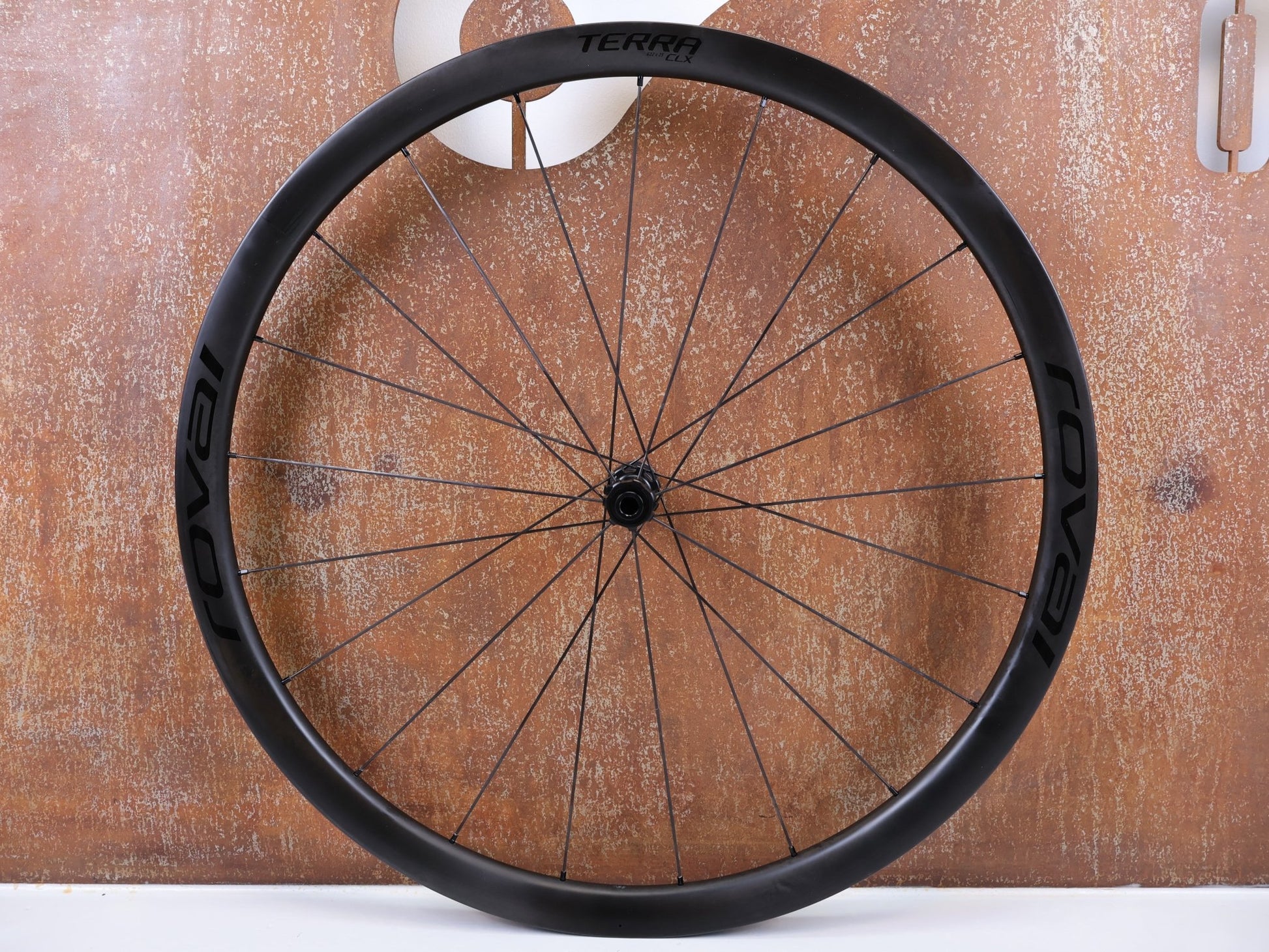 Laufrad/Laufradsatz von Specialized, ROVAL TERRA CLX CARBON LAUFRADSATZ / 28" / SRAM XDR / 1264G / GRAVEL & ROAD vor USEDBIKES - OB.DE Hintergrund