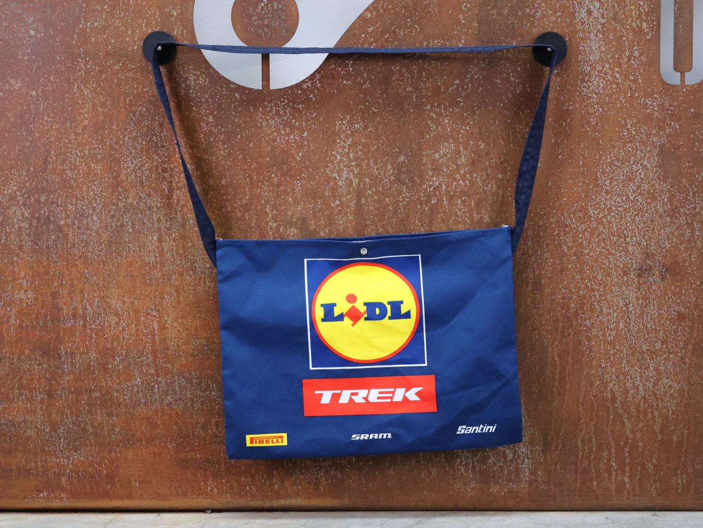 Zubehör - BOH von Santini, SANTINI LIDL - TREK MUSETTE FEEDBAG / VERPFLEGUNGSBEUTEL BLAU vor USEDBIKES - OB.DE Hintergrund