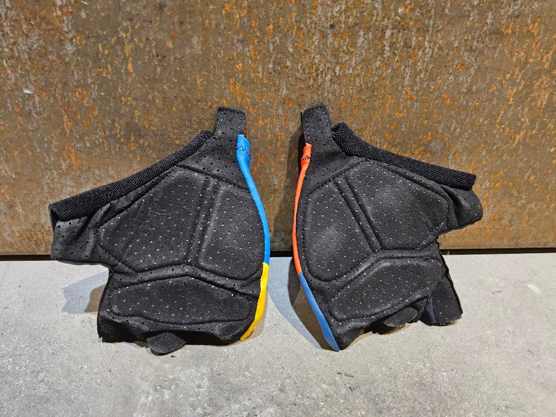 Handschuhe von Santini, SANTINI LIDL - TREK TEAM FAHHRADHANDSCHUH / UNISEX vor USEDBIKES - OB.DE Hintergrund