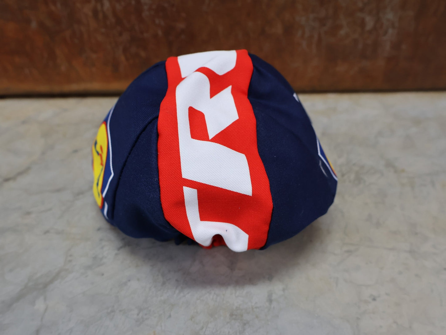 Kopfbedeckung von Santini, SANTINI – LIDL - TREK TEAM REPLICA FAHRRADMÜTZE / UNISEX / MODELL 5321093 vor USEDBIKES - OB.DE Hintergrund