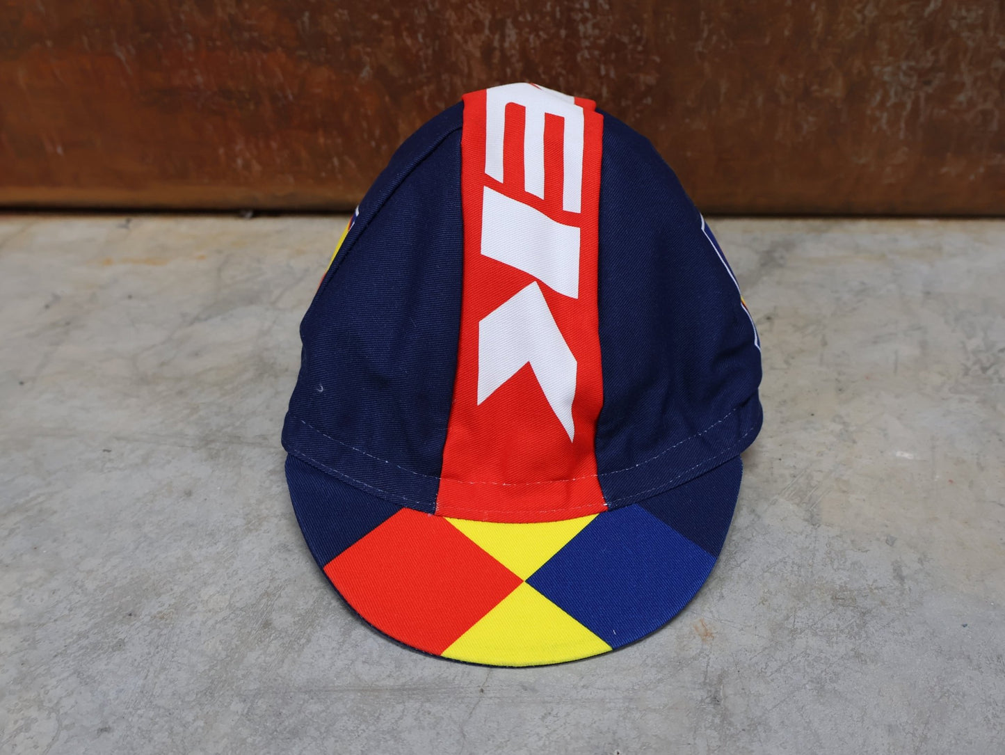 Kopfbedeckung von Santini, SANTINI – LIDL - TREK TEAM REPLICA FAHRRADMÜTZE / UNISEX / MODELL 5321093 vor USEDBIKES - OB.DE Hintergrund