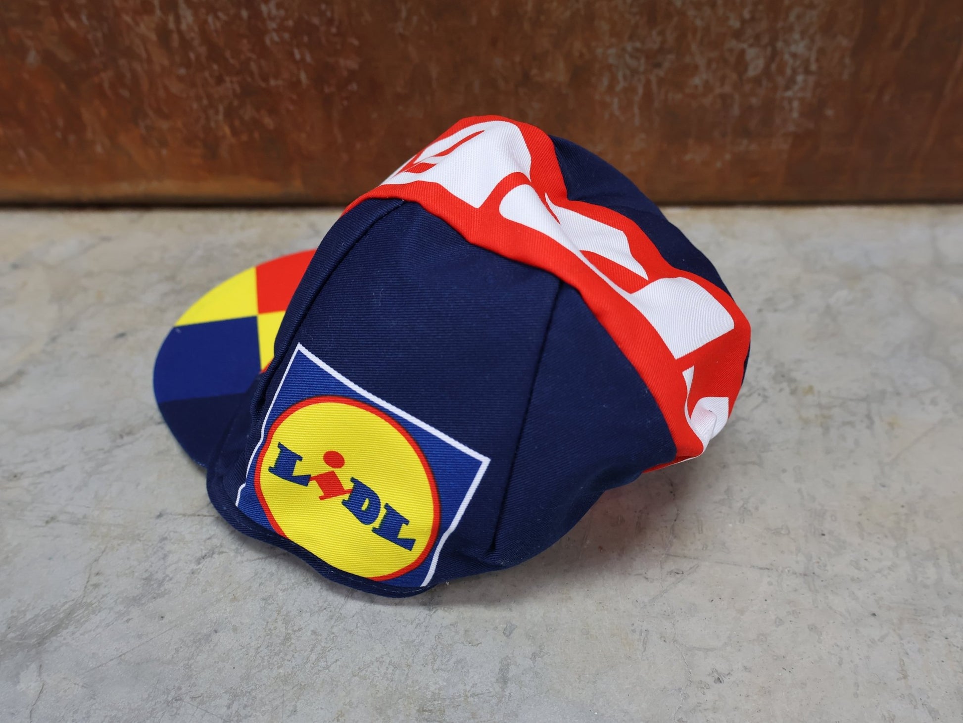 Kopfbedeckung von Santini, SANTINI – LIDL - TREK TEAM REPLICA FAHRRADMÜTZE / UNISEX / MODELL 5321093 vor USEDBIKES - OB.DE Hintergrund