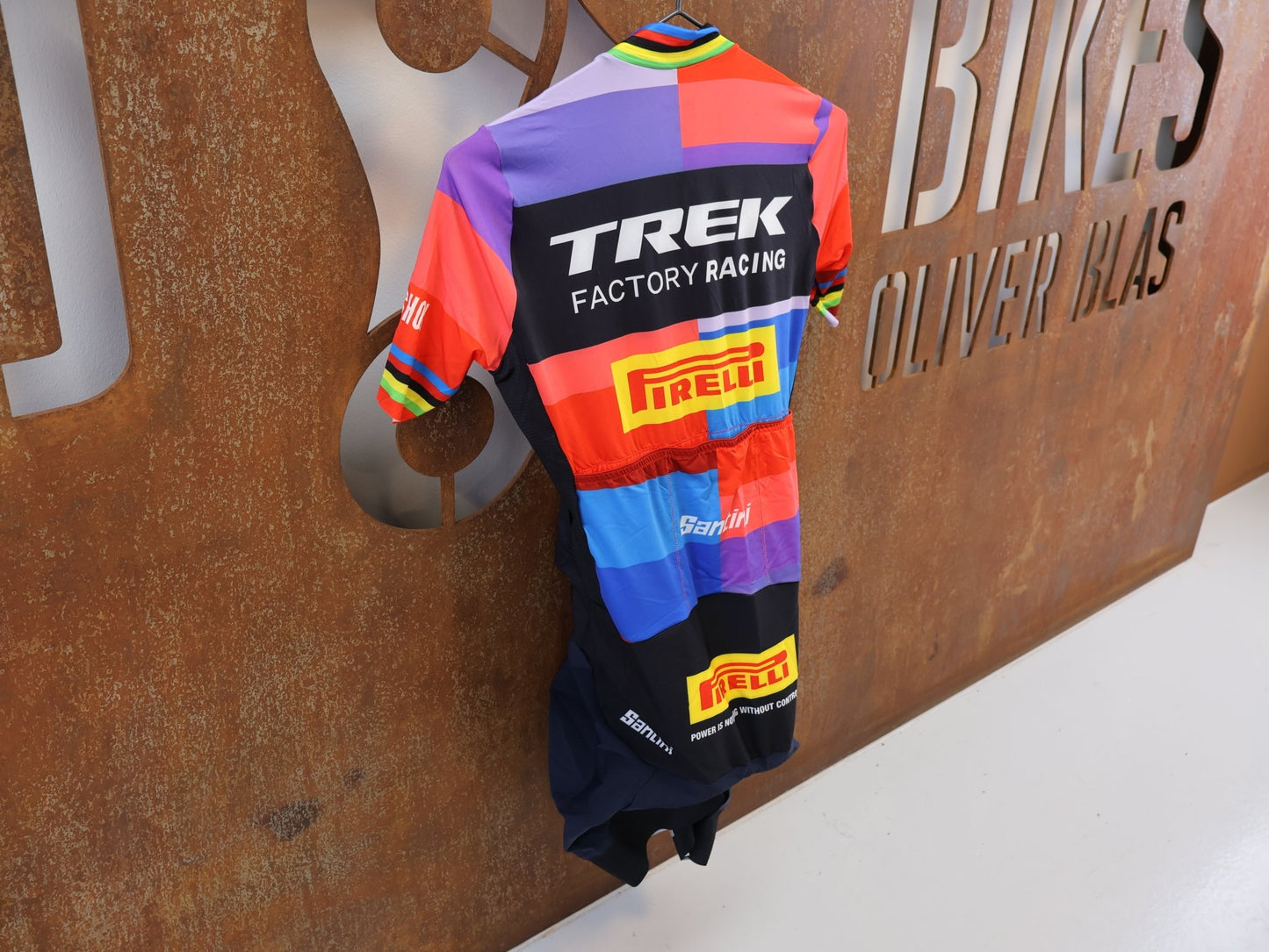 Damenbekleidung - TFR von Santini, SANTINI TREK FACTORY RACING ROADSUIT / EVIE RICHARDS EDITION EX. WORLDCHAMP / GR. XS vor USEDBIKES-OB.DE Hintergrund