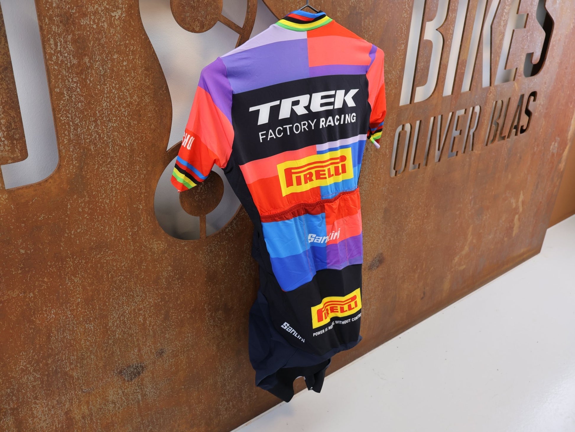 Damenbekleidung - TFR von Santini, SANTINI TREK FACTORY RACING ROADSUIT / EVIE RICHARDS EDITION EX. WORLDCHAMP / GR. XS vor USEDBIKES-OB.DE Hintergrund
