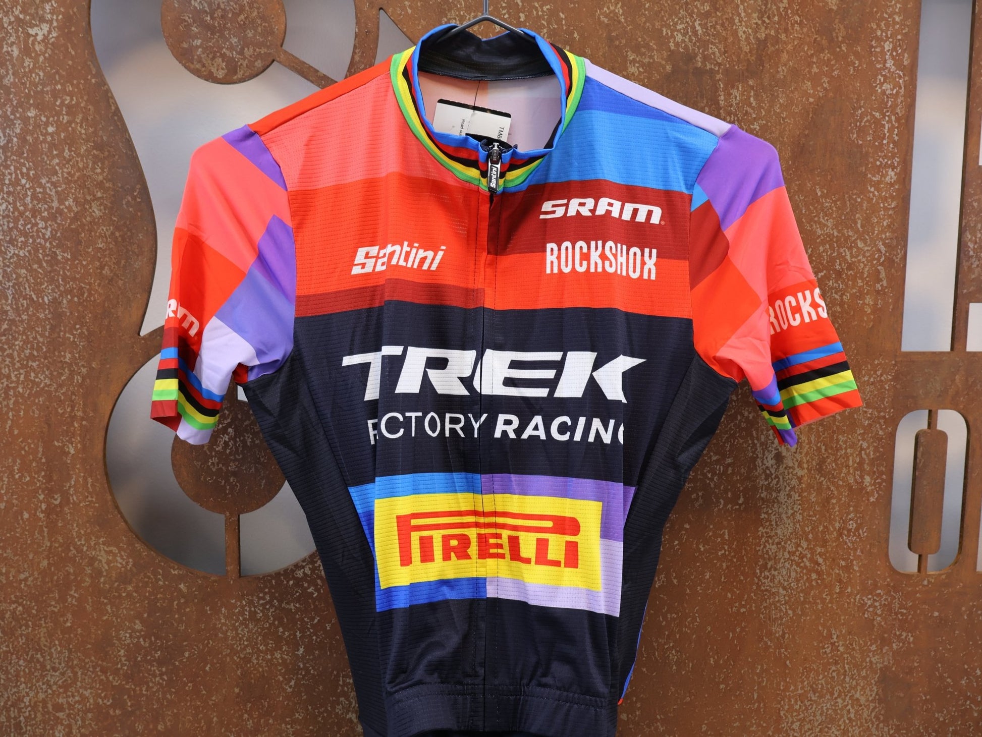 Damenbekleidung - TFR von Santini, SANTINI TREK FACTORY RACING ROADSUIT / EVIE RICHARDS EDITION EX. WORLDCHAMP / GR. XS vor USEDBIKES-OB.DE Hintergrund