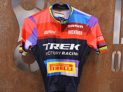 Damenbekleidung - TFR von Santini, SANTINI TREK FACTORY RACING ROADSUIT / EVIE RICHARDS EDITION EX. WORLDCHAMP / GR. XS vor USEDBIKES-OB.DE Hintergrund