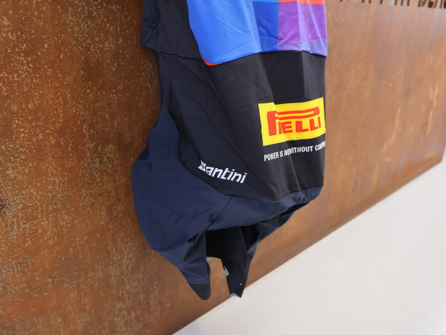 Damenbekleidung - TFR von Santini, SANTINI TREK FACTORY RACING ROADSUIT / EVIE RICHARDS EDITION EX. WORLDCHAMP / GR. XS vor USEDBIKES-OB.DE Hintergrund