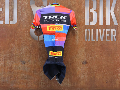Damenbekleidung - TFR von Santini, SANTINI TREK FACTORY RACING ROADSUIT / EVIE RICHARDS EDITION EX. WORLDCHAMP / GR. XS vor USEDBIKES-OB.DE Hintergrund