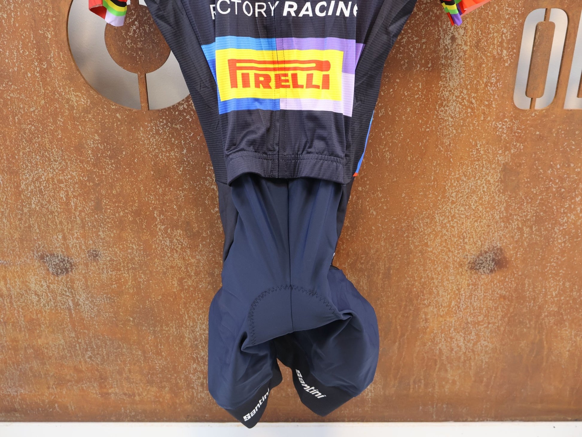 Damenbekleidung - TFR von Santini, SANTINI TREK FACTORY RACING ROADSUIT / EVIE RICHARDS EDITION EX. WORLDCHAMP / GR. XS vor USEDBIKES-OB.DE Hintergrund