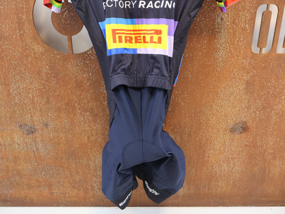 Damenbekleidung - TFR von Santini, SANTINI TREK FACTORY RACING ROADSUIT / EVIE RICHARDS EDITION EX. WORLDCHAMP / GR. XS vor USEDBIKES-OB.DE Hintergrund