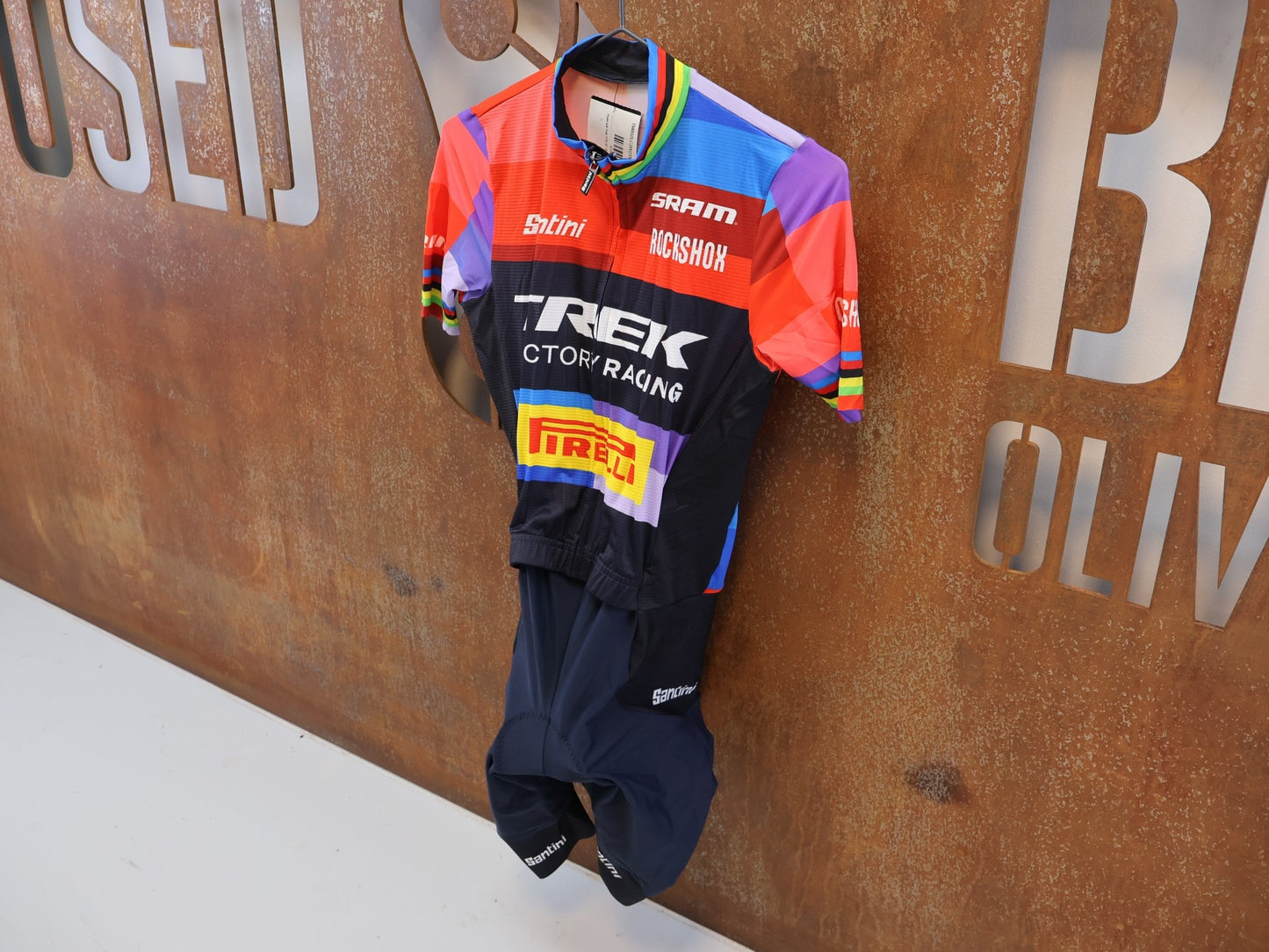Damenbekleidung - TFR von Santini, SANTINI TREK FACTORY RACING ROADSUIT / EVIE RICHARDS EDITION EX. WORLDCHAMP / GR. XS vor USEDBIKES-OB.DE Hintergrund