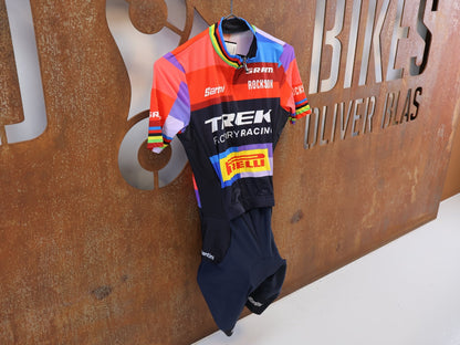 Damenbekleidung - TFR von Santini, SANTINI TREK FACTORY RACING ROADSUIT / EVIE RICHARDS EDITION EX. WORLDCHAMP / GR. XS vor USEDBIKES-OB.DE Hintergrund