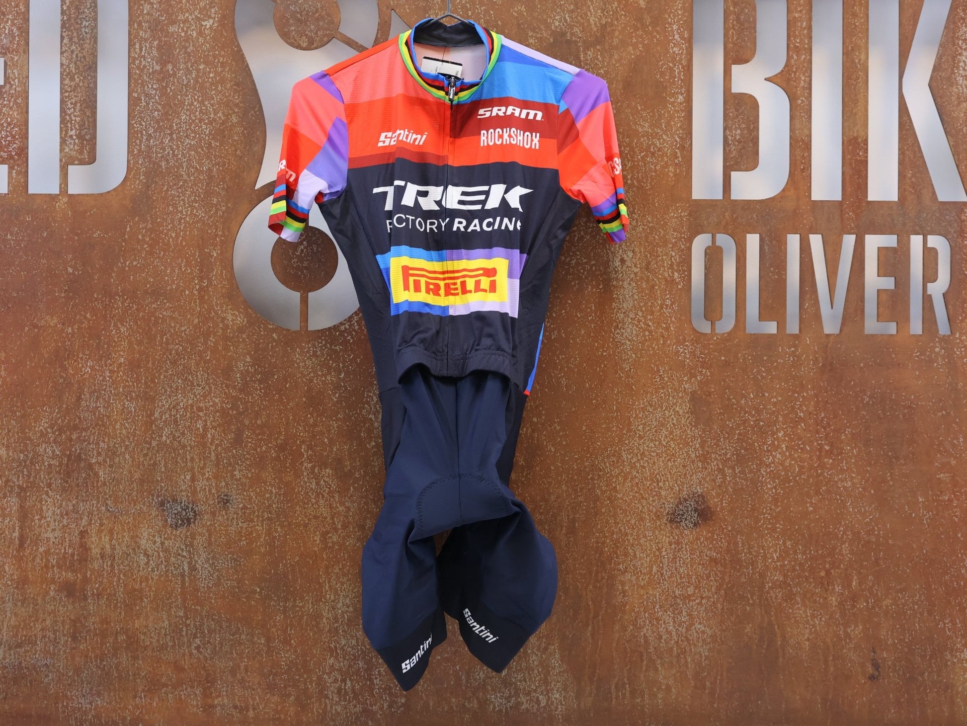 Damenbekleidung - TFR von Santini, SANTINI TREK FACTORY RACING ROADSUIT / EVIE RICHARDS EDITION EX. WORLDCHAMP / GR. XS vor USEDBIKES-OB.DE Hintergrund