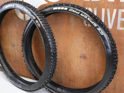 Reifen von Schwalbe, SCHWALBE ICE SPIKER PRO 29" SET / 2 STÜCK / 402 SPIKES / RACEGUARD DD vor USEDBIKES - OB.DE Hintergrund