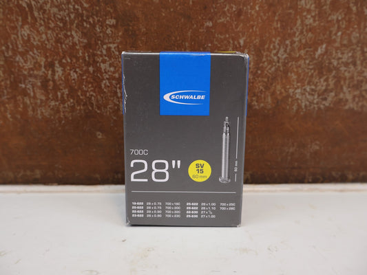 Reifen von Schwalbe, SCHWALBE NR 15 SCHLAUCH 28 ZOLL PRESTA 40MM RENNRAD 105G vor USEDBIKES-OB.DE Hintergrund