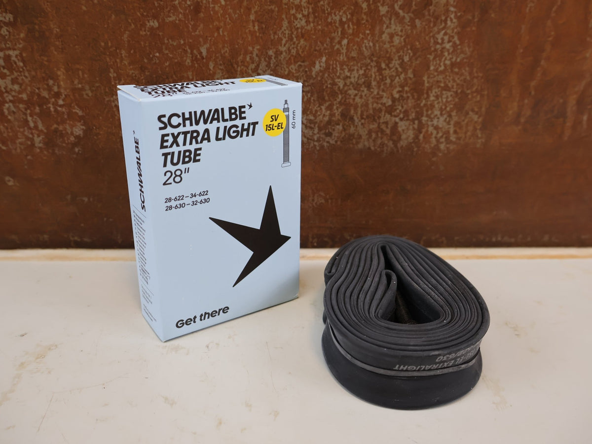 Reifen von Schwalbe, Schwalbe Nr. 15L-EL Extralight Schlauch SV 60mm 28" 28/34-622 vor USEDBIKES-OB.DE Hintergrund