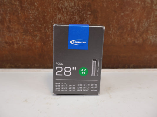 Reifen von Schwalbe, SCHWALBE NR 17 SCHLAUCH 28 ZOLL SCHRADER AV 40MM 150G vor USEDBIKES-OB.DE Hintergrund