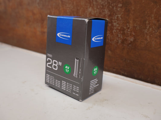 Reifen von Schwalbe, SCHWALBE NR 17 SCHLAUCH 28 ZOLL SCHRADER AV 40MM 150G vor USEDBIKES-OB.DE Hintergrund