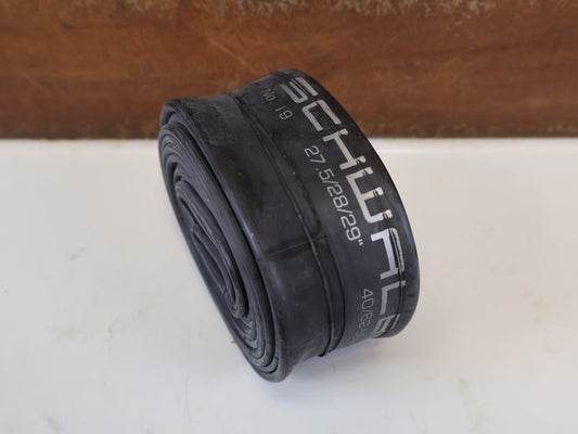 Reifen von Schwalbe, SCHWALBE SCHLAUCH NR 19 SV40 27,5 / 28 / 29 ZOLL vor USEDBIKES-OB.DE Hintergrund