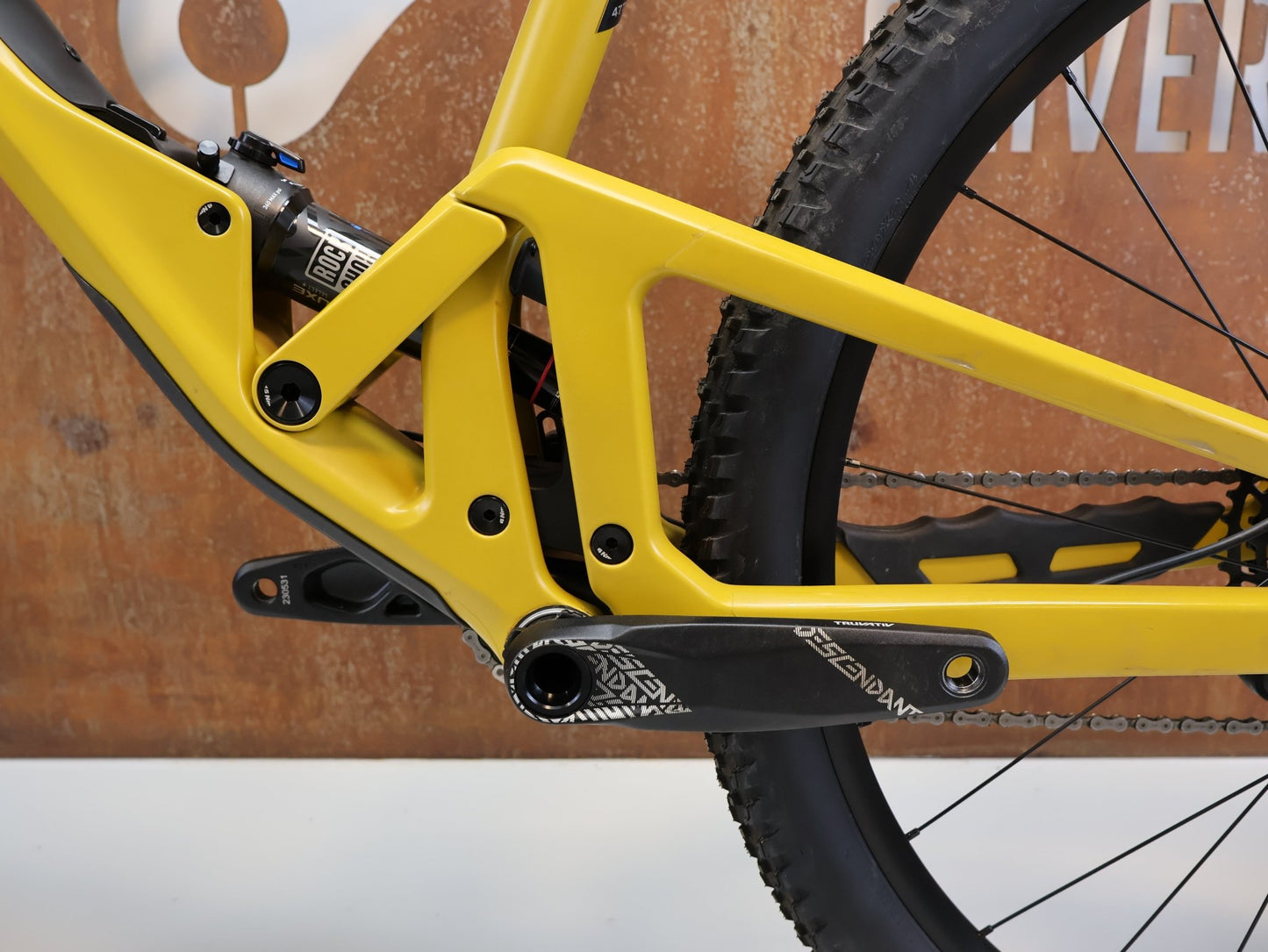 Mountainbike von Scor, SCOR 2030 NX / GRÖSSE M/L / FULL CARBON / ROCKSHOX PIKE / NOT YELLOW vor USEDBIKES - OB.DE Hintergrund