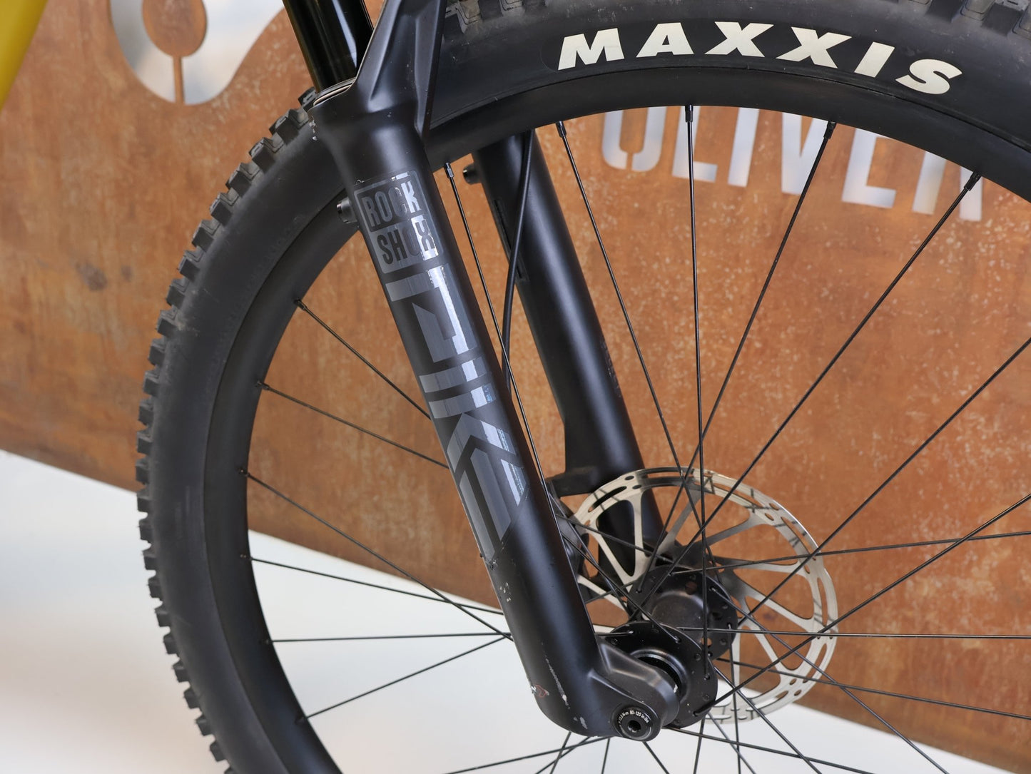 Mountainbike von Scor, SCOR 2030 NX / GRÖSSE M/L / FULL CARBON / ROCKSHOX PIKE / NOT YELLOW vor USEDBIKES - OB.DE Hintergrund