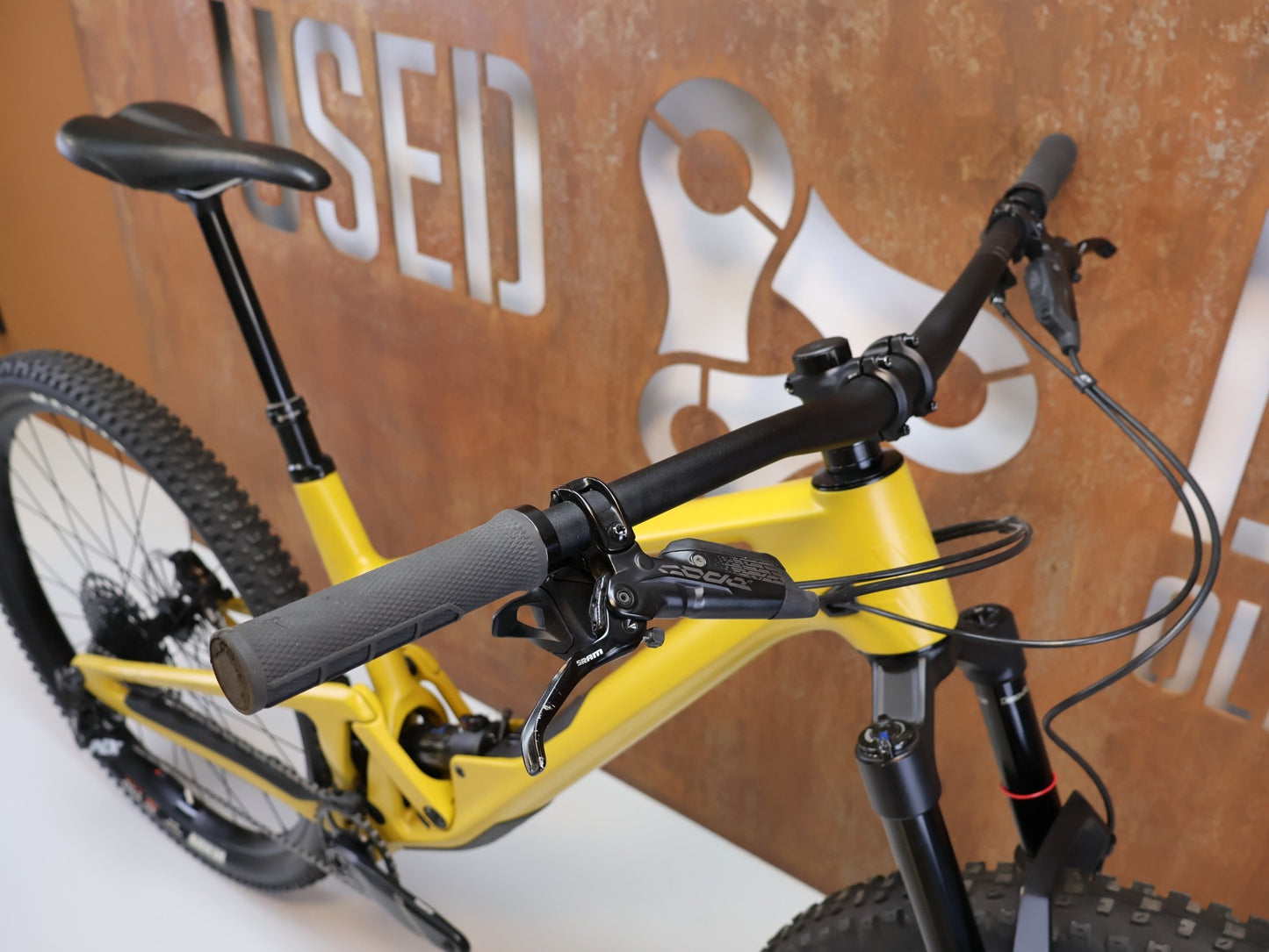 Mountainbike von Scor, SCOR 2030 NX / GRÖSSE M/L / FULL CARBON / ROCKSHOX PIKE / NOT YELLOW vor USEDBIKES - OB.DE Hintergrund