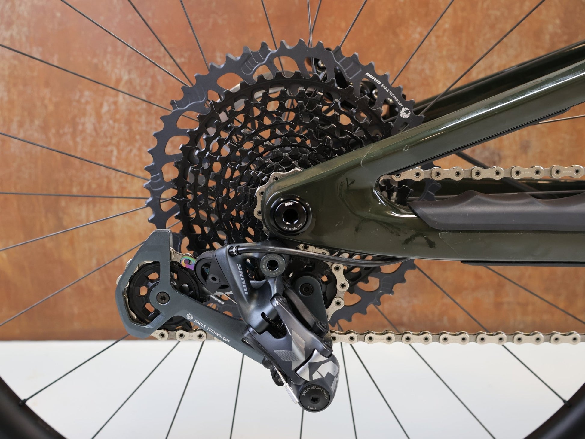 Mountainbike von Scor, SCOR 2030 X01 / GRÖSSE M/L / FULL CARBON / FOX FACTORY / DT SWISS XMC 1501 vor USEDBIKES - OB.DE Hintergrund