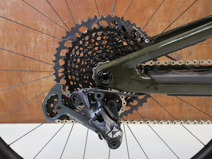 Mountainbike von Scor, SCOR 2030 X01 / GRÖSSE M/L / FULL CARBON / FOX FACTORY / DT SWISS XMC 1501 vor USEDBIKES - OB.DE Hintergrund