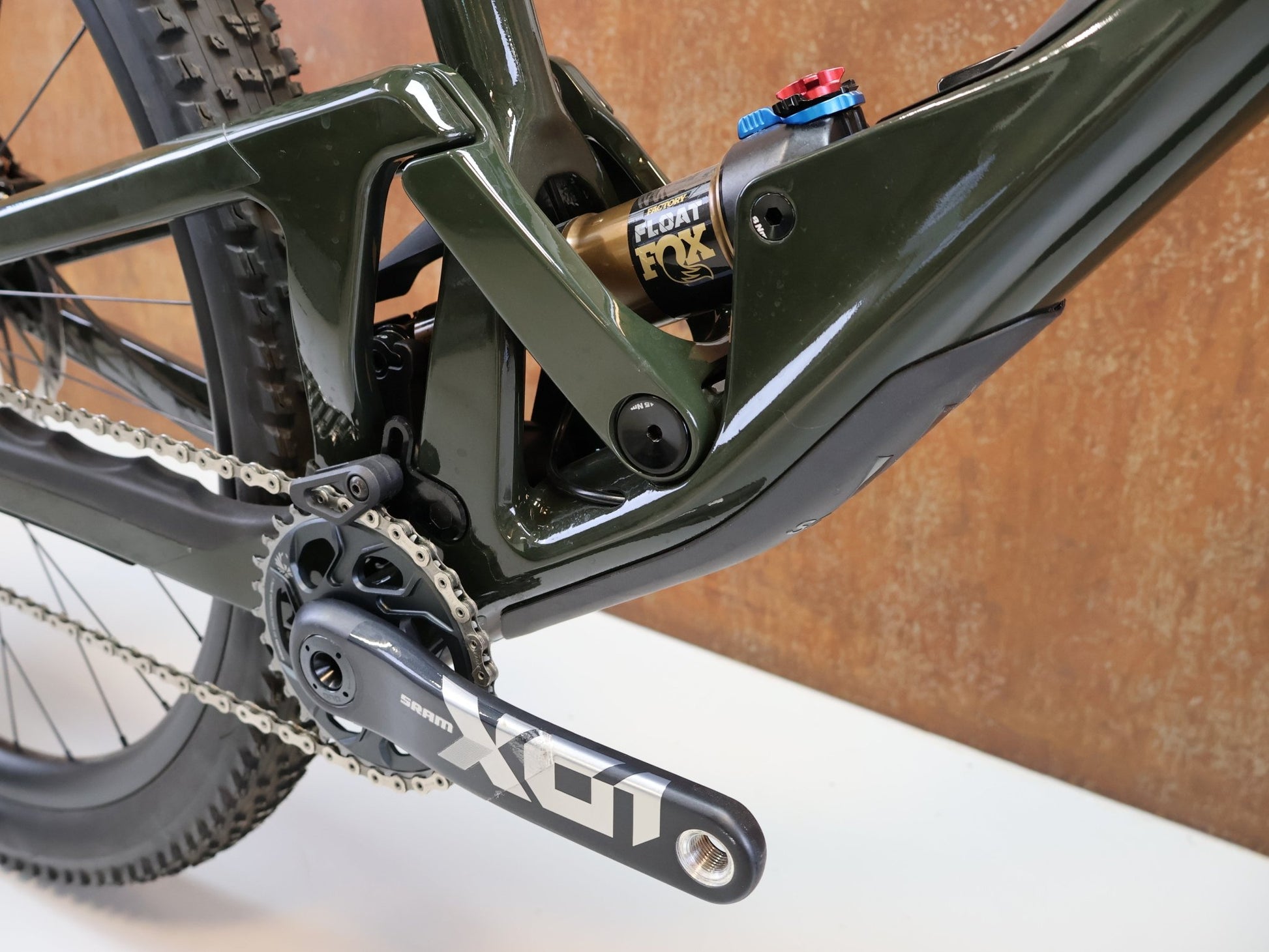 Mountainbike von Scor, SCOR 2030 X01 / GRÖSSE M/L / FULL CARBON / FOX FACTORY / DT SWISS XMC 1501 vor USEDBIKES - OB.DE Hintergrund