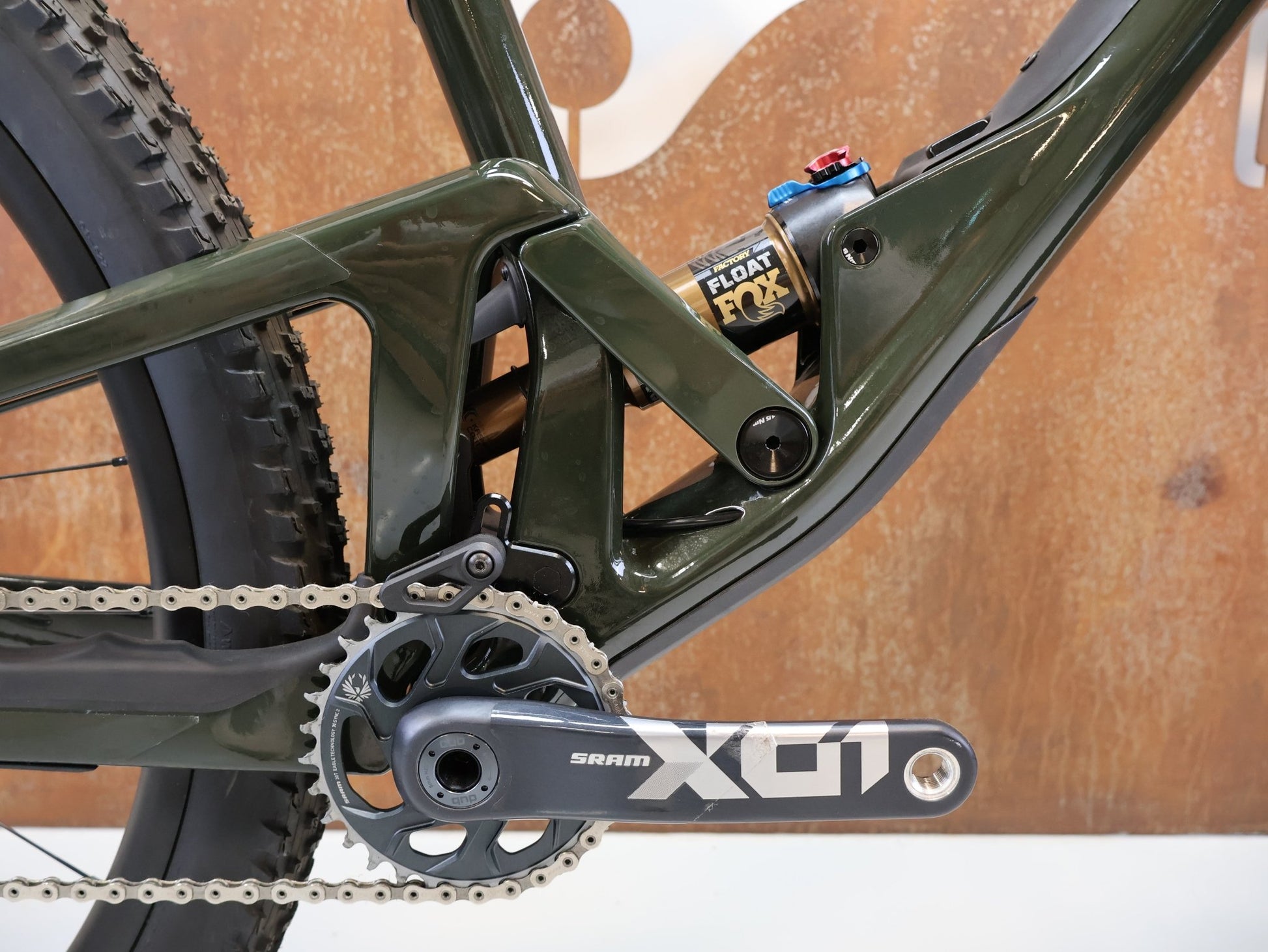 Mountainbike von Scor, SCOR 2030 X01 / GRÖSSE M/L / FULL CARBON / FOX FACTORY / DT SWISS XMC 1501 vor USEDBIKES - OB.DE Hintergrund