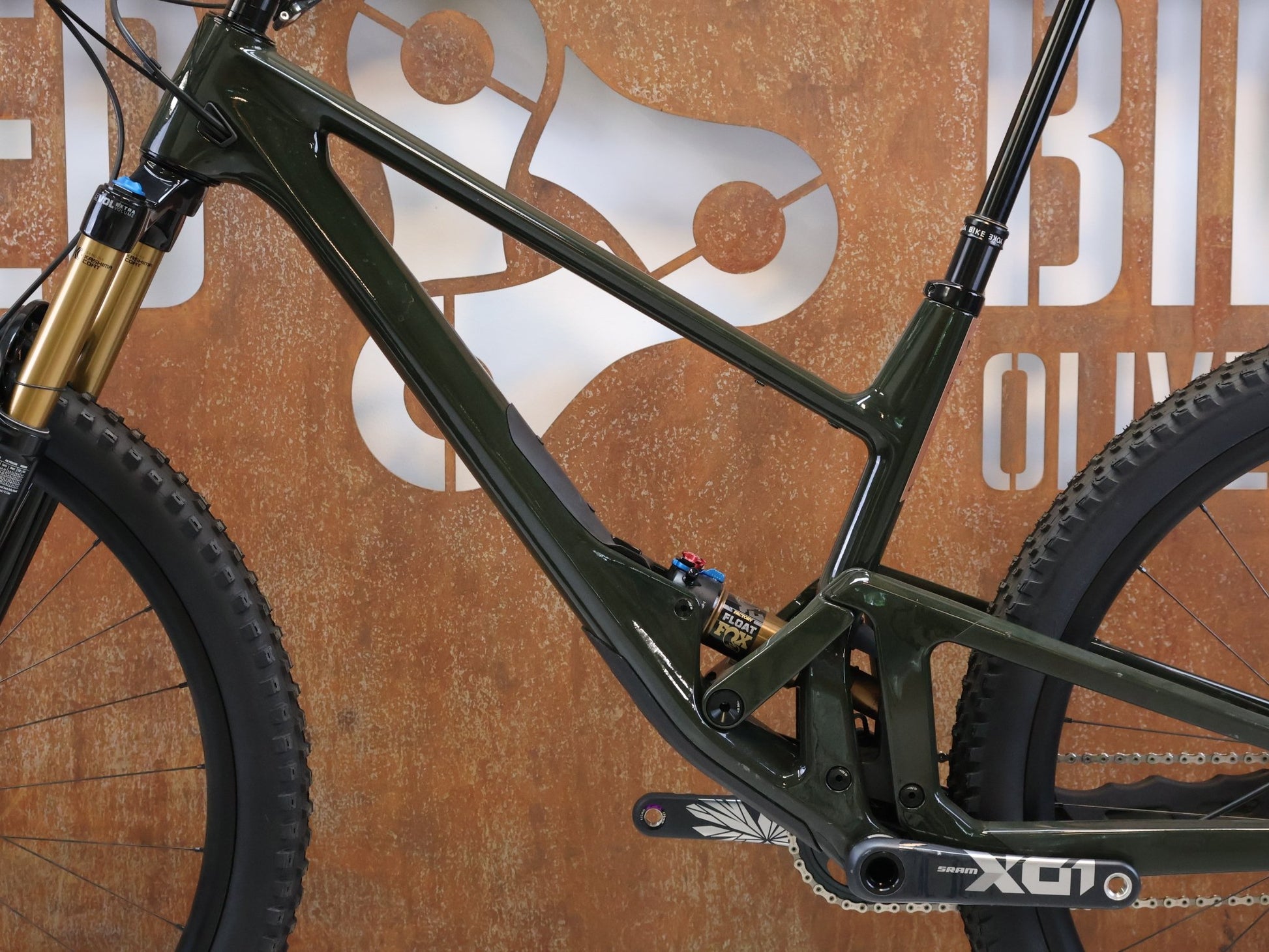 Mountainbike von Scor, SCOR 2030 X01 / GRÖSSE M/L / FULL CARBON / FOX FACTORY / DT SWISS XMC 1501 vor USEDBIKES - OB.DE Hintergrund