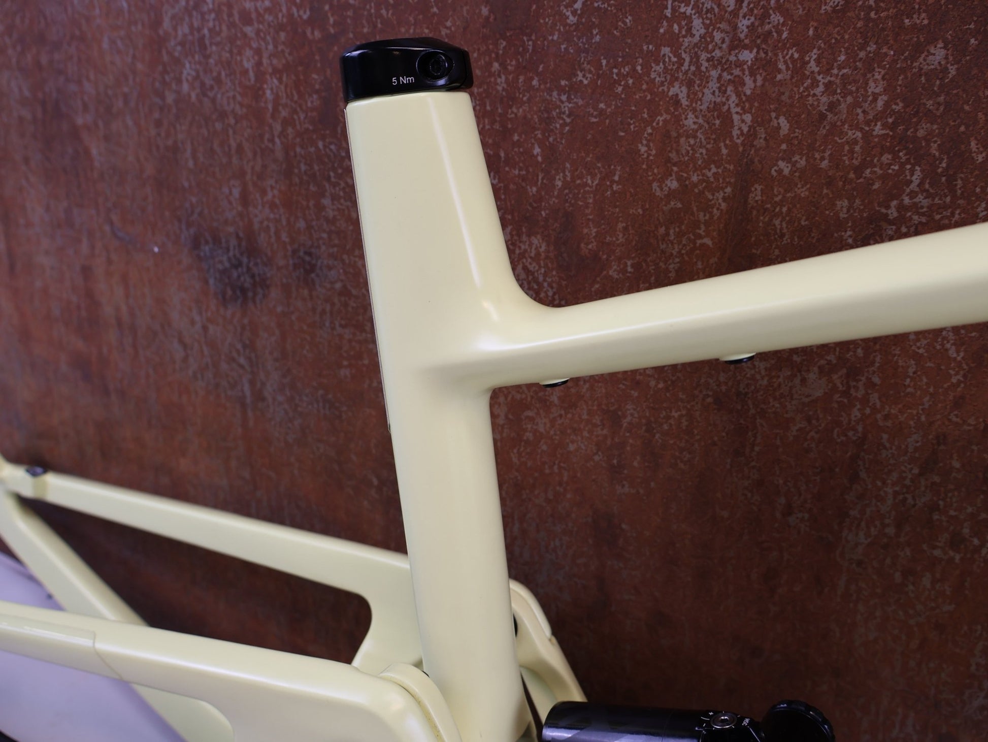 Mountainbikerahmen von Scor, SCOR 4060 ST CARBON RAHMENSET / M LEMON FROST INKL. DÄMPFER vor USEDBIKES-OB.DE Hintergrund
