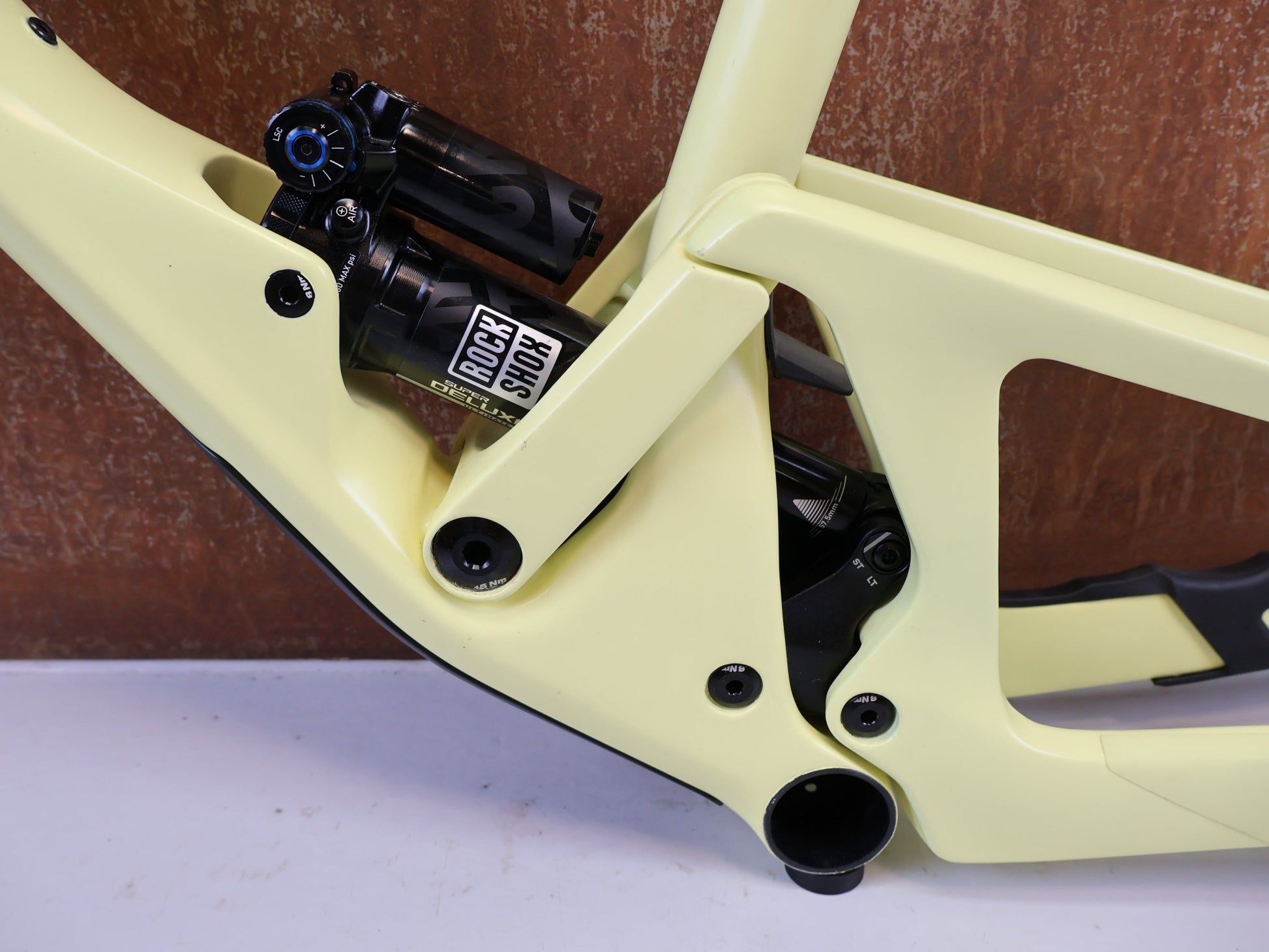 Mountainbikerahmen von Scor, SCOR 4060 ST CARBON RAHMENSET / M LEMON FROST INKL. DÄMPFER vor USEDBIKES-OB.DE Hintergrund