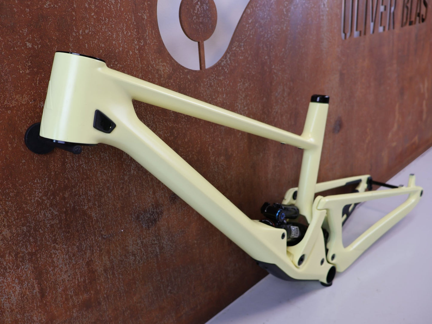 Mountainbikerahmen von Scor, SCOR 4060 ST CARBON RAHMENSET / M LEMON FROST INKL. DÄMPFER vor USEDBIKES-OB.DE Hintergrund